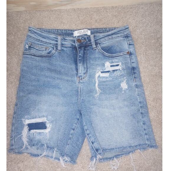 2/$30 Women's Judy Blue Shorts Medium Light Wash Bermuda Distressed JB150094 - Picture 1 of 2